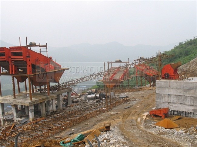 時(shí)產(chǎn)300噸的河卵石破碎應(yīng)該如何選配