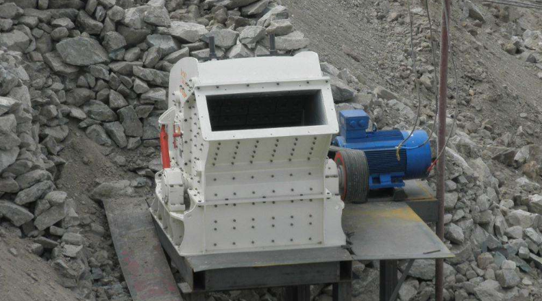 反擊式破碎機(jī)開(kāi)機(jī)前檢查不能松懈