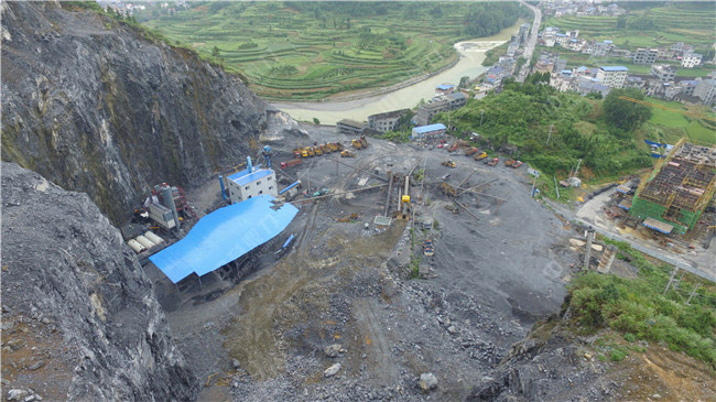 時(shí)產(chǎn)200噸機(jī)制砂生產(chǎn)線現(xiàn)場(chǎng)案例圖片